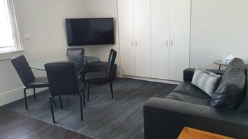 Departamento, 2 habitaciones | Área de sala de estar | Televisión LCD