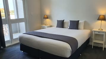 Kamer | Een strijkplank/strijkijzer, babybedden (toeslag)