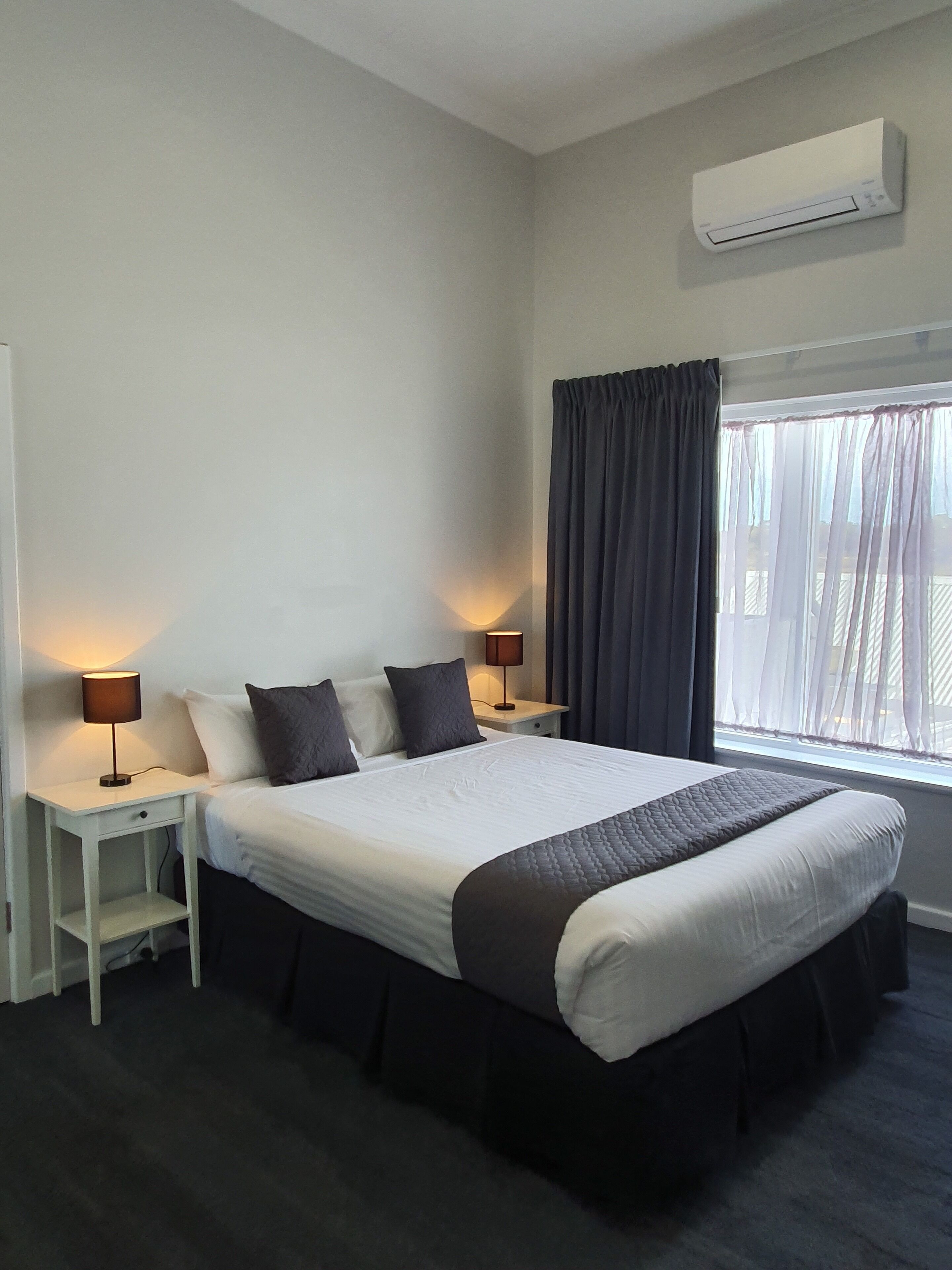 queen room | iron/ironing board, cots/infant beds