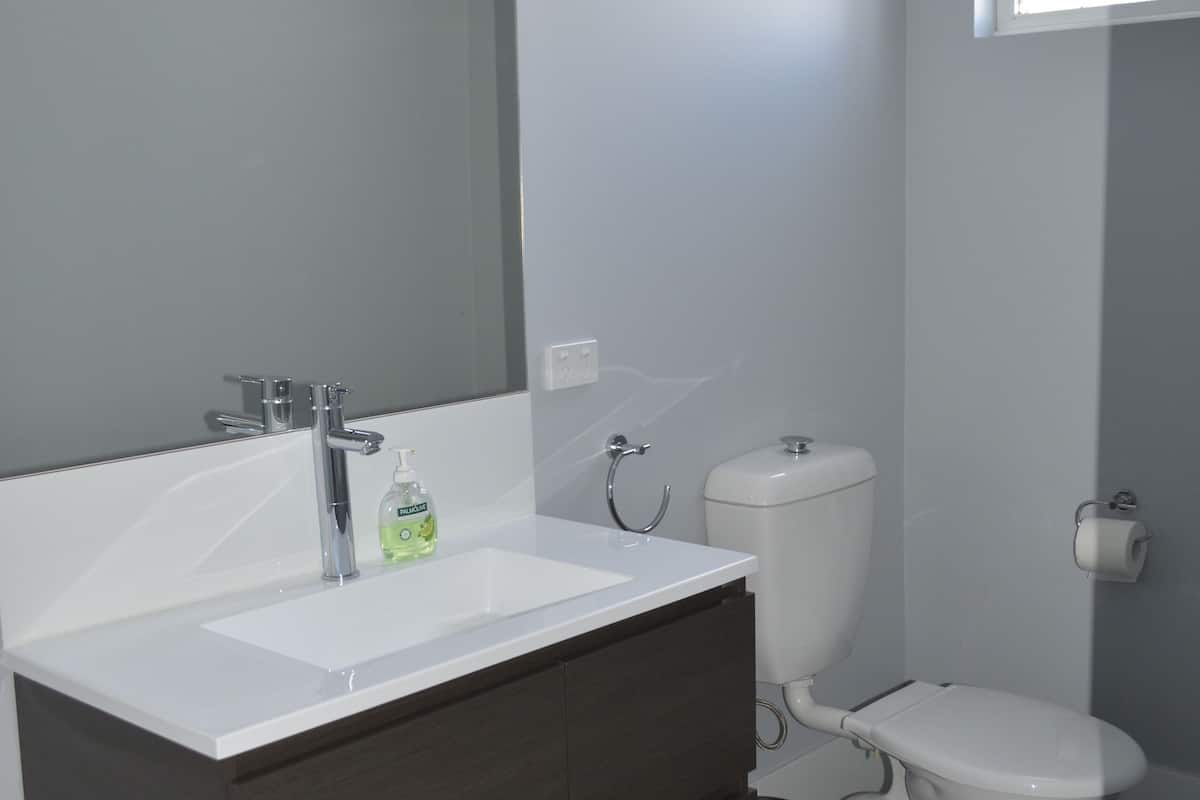 single room, shared bathroom | bathroom | shower, towels, soap, shampoo