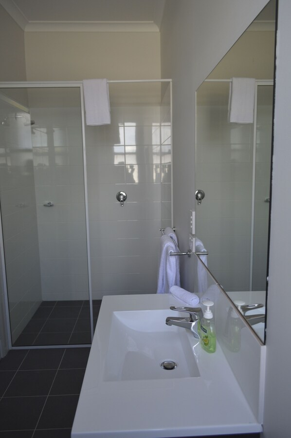 Apartment, 2 Bedrooms | Bathroom | Shower, towels, soap, shampoo - The Parade Hotel (East Bunbury)