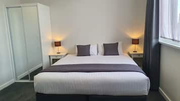 King Room | Iron/ironing board, cribs/infant beds