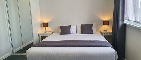 King Room | Iron/ironing board, cribs/infant beds