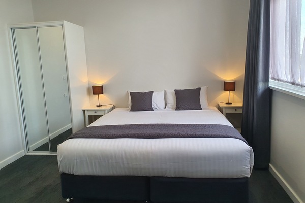 King Room | Tabla de planchar con plancha y cunas (de pago)