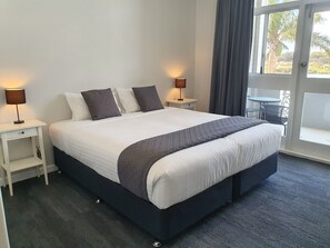 King Room with Balcony | Bügeleisen/Bügelbrett, Babybetten