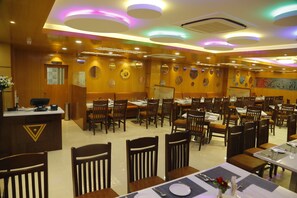 Breakfast, lunch, dinner served; Indian cuisine 