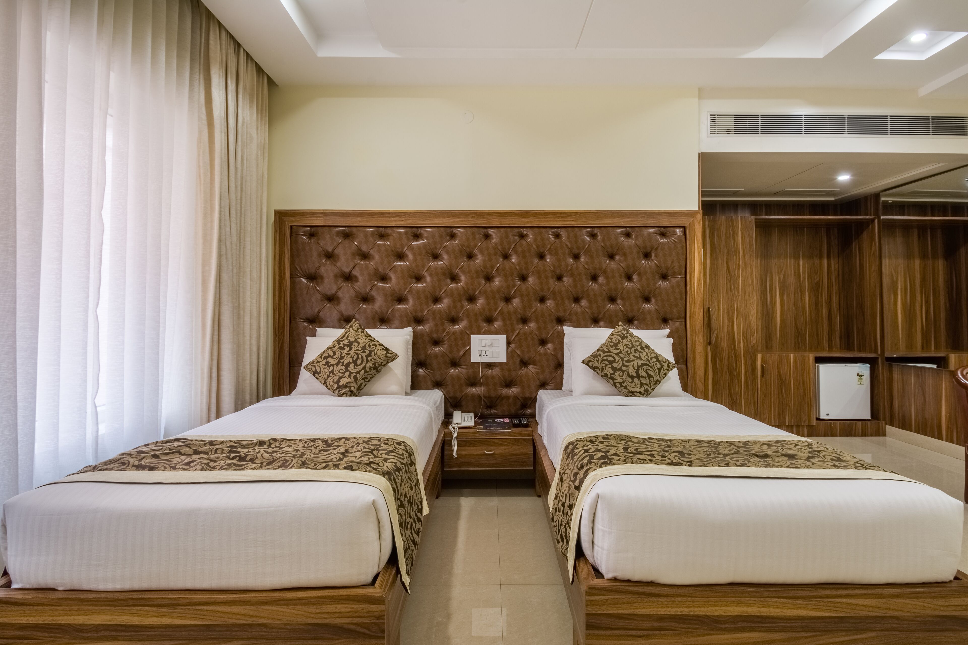 Deluxe Room | Blackout drapes, soundproofing, rollaway beds, free WiFi