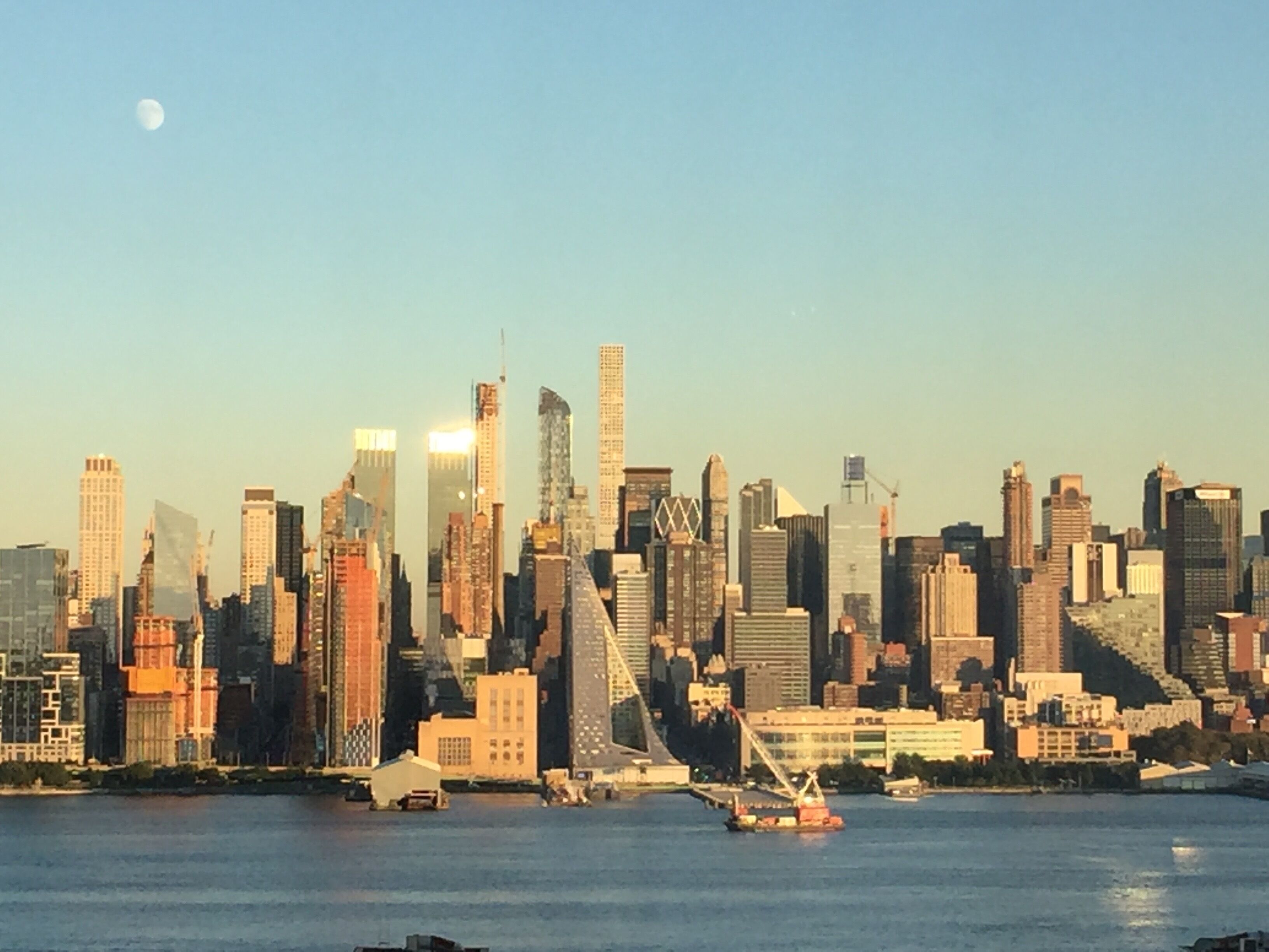 Spectacular NYC & Water Views, 3 BDRM, 15 Min From Midtown NYC By Bus Or Ferry