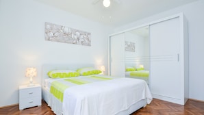 公寓 (Two Bedroom Apartment)