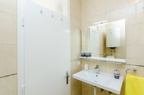 Apartamento (Two Bedroom Apartment) | Banheiro | Secador de cabelo, toalhas de banho