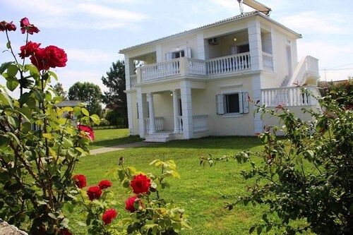 *Sissy's Rose Garden Apartment* (2st floor)