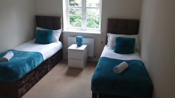 2 عدّة غرف نوم ومكواة/لوح كي وواي فاي وملاءات أسرّة