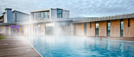 Piscine couverte, piscine extérieure