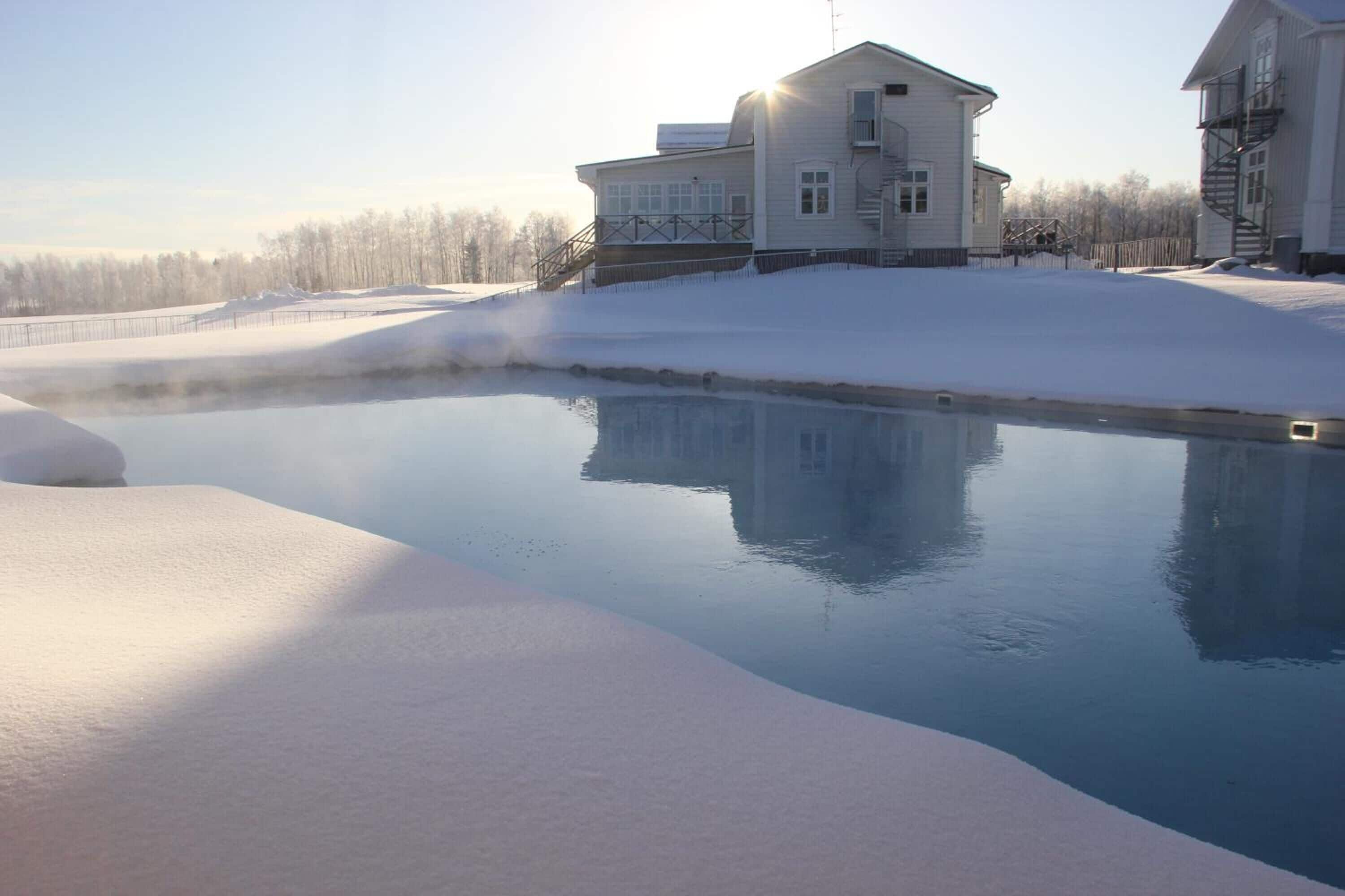 من حمّامات السباحة المغطاة، حمّام سباحة خارجي