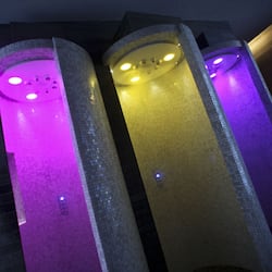 Behandlingsrum för par, bastu, bubbelpool och ångbastu