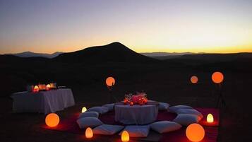 บริการอาหารเช้า อาหารกลางวัน และอาหารเย็น