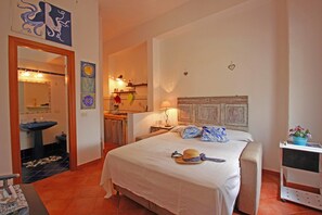 Laptop workspace, iron/ironing board, free WiFi, bed sheets