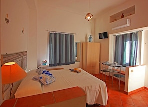 Laptop workspace, iron/ironing board, free WiFi, bed sheets