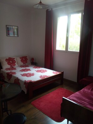 1 makuuhuone, silitysrauta/-lauta, internet, vuodevaatteet