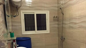 A bathroom with a toilet, bidet, and sink. - RESIDENCE BAOBAB LOFT (Morondava)