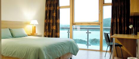 Een bureau, een strijkplank/strijkijzer, gratis wifi, beddengoed