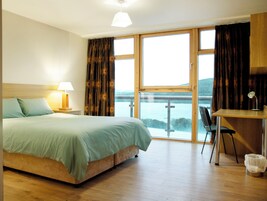 Escrivaninha, ferros/tábuas de passar roupa, Wi-Fi de cortesia