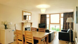 Desk, iron/ironing board, free WiFi, bed sheets - St Angela’s Lakeside Aparthotel (Sligo)