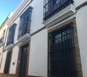 Vista frontal de la propiedad