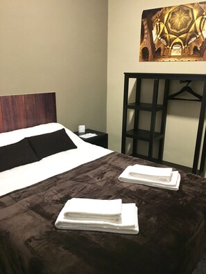 Tweepersoonskamer, gemeenschappelijke badkamer | Donsdekens, een strijkplank/strijkijzer, gratis wifi, beddengoed