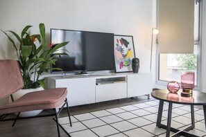 Apartamento Deluxe | Zona de estar | Una televisión de pantalla plana