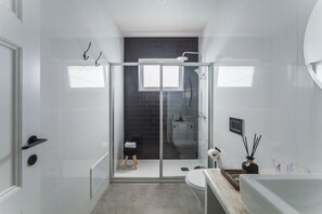 Casa, 3 habitaciones, Terraza | Baño | Secadora de cabello, toallas, papel de baño 