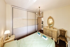 Panorámás apartman, 2 hálószobával, erkély, kilátással a városra | 2 hálószoba, egyedi dekoráció és egyedi berendezés