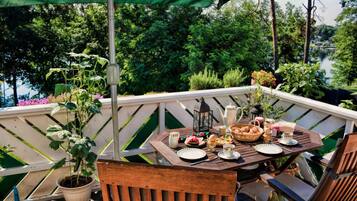 Free daily full breakfast