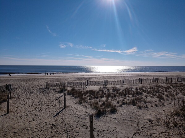 Beach nearby, sun loungers - Mermaid Lagoon! Beautiful waterway views, private pool, great family getaway! (Holden Beach)