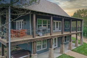 Terrace/patio - Bluff Cabin #5 -  Dual Masters, Game Room, Hot Tub, ADA access, NO Pet Cabin. (Kimberling City)