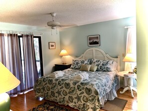 2 chambres, fer et planche à repasser, lit de bébé portatif