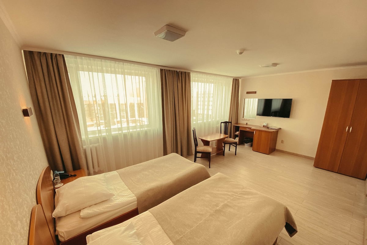 Kamar Twin Basic | 1 kamar tidur, meja kerja, dan ruang kerja ramah laptop