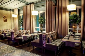 3 개의 레스토랑, 점심 식사 제공