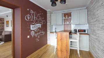 Habitació superior, 1 llit de matrimoni, cuina bàsica | Cuina bàsica privada | Frigorífic i bullidora elèctrica