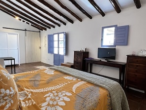 5 bedrooms, iron/ironing board, free WiFi, bed sheets