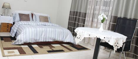 2 chambres, coffres-forts dans les chambres, fer et planche à repasser