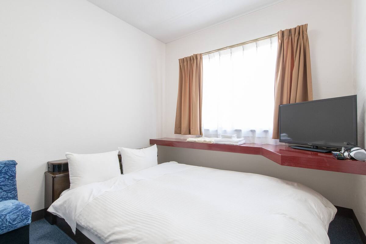 double room, non smoking | 1 bedroom, iron/ironing board, free wifi, bed sheets