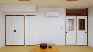 Japanese Style Room Quintuple, Smoking