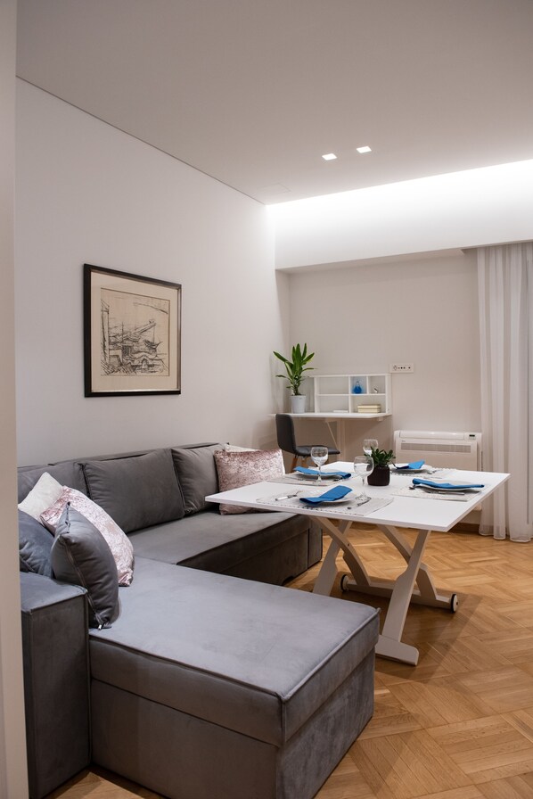 Apartamento empresarial, 1 cama Queen e sofá-cama, cozinha, vista para a cidade | Área de estar | Smart TV, Netflix, serviços de streaming