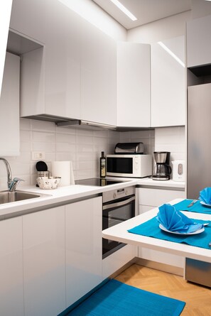 Apartamento empresarial, 1 cama Queen e sofá-cama, cozinha, vista para a cidade | Cozinha privada | Geladeira grande, micro-ondas, fogão, cooktop