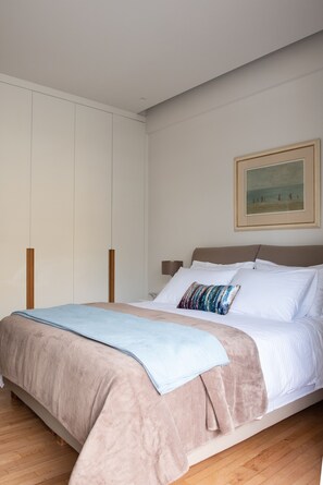 Departamento empresarial, 1 cama Queen size y sofá cama, cocina, vista a la ciudad | 1 habitación, decoración personalizada, muebles diferentes y escritorio 