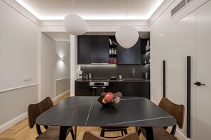 Departamento ejecutivo, 1 cama King size y sofá cama, hidromasaje, vista a la ciudad | Cocina privada | Refrigerador con congelador, horno, parrilla de estufa y lavavajillas 