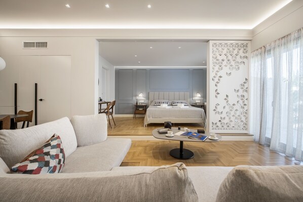 Appartement exécutif, 1 très grand lit et 1 canapé-lit, baignoire à jets, vue sur la ville | Aire de séjour | Téléviseur à écran plat, Netflix, services de diffusion en continu