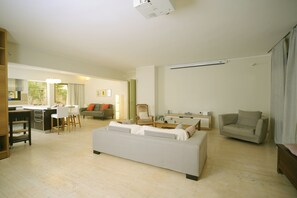 Apartamento familiar, 2 habitaciones, no fumadores, cocina | Zona de estar | Una Smart TV, una consola de videojuegos, Netflix, juguetes