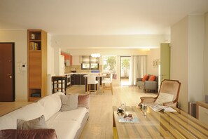 Family Apartment, 2 Bedrooms, Non Smoking, Kitchen | Living area